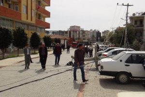 Devrilen elektrik direği otomobili hurdaya &ccedil;evirdi