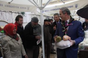 Tarihi k&ouml;yl&uuml; pazarına manili a&ccedil;ılış
