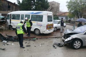Otomobile &ccedil;arpan &ouml;ğrenci servisi odunluğa girerek durabildi