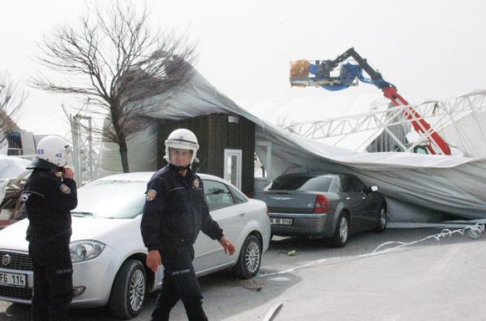 Kuvvetli lodos fuar &ccedil;adırını yıktı: 19 yaralı