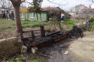 Mutfakta alev alan t&uuml;p&uuml; bah&ccedil;eye attı