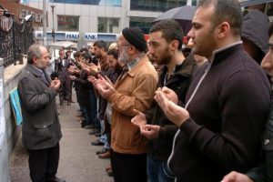 Suriye'de &ouml;lenler i&ccedil;in gıyabi cenaze namazı