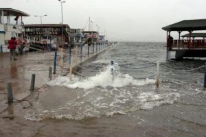 Şiddetli fırtına iskeleleri sular altında bıraktı