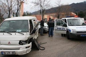Otomobille kamyonet &ccedil;arpıştı: 3 yaralı