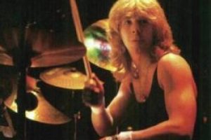 Efasne davulcu Clive Burr hayatını kaybetti