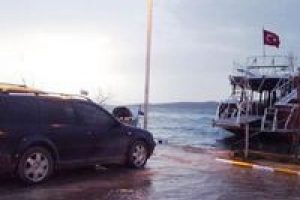 Deniz y&uuml;kseldi, ara&ccedil;lar sular altında kaldı