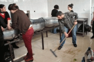 &Uuml;niverisite &ouml;ğrencileri yemekhaneyi ele ge&ccedil;irdiler