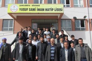 Okul &ouml;n&uuml;ndeki tekel bayisine tepki