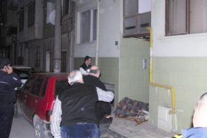 Kapıya cam takarken d&uuml;ş&uuml;p &ouml;ld&uuml;