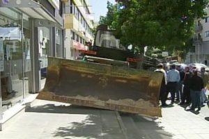 Bankaya 'buldozer'li baskın