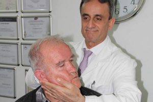 Hayatını zindan eden fıtıktan şifalı ellerle kurtuldu