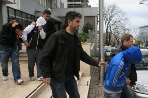 Bursa'da aranan 3 kişi polise saldırdı