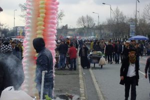 Nevruz seyyar satıcıların y&uuml;z&uuml;n&uuml; g&uuml;ld&uuml;rd&uuml;
