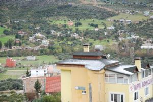 Dolu yağdı, &ccedil;atılar beyaza b&uuml;r&uuml;nd&uuml;