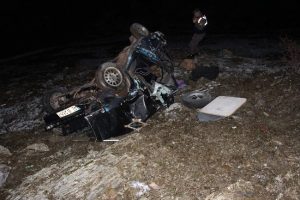 U&ccedil;uruma yuvarlanan otomobilden sağ &ccedil;ıktı