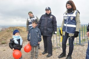 Polislerden Nevruz'a katılan &ccedil;ocuklara balon ve &ccedil;ikolata