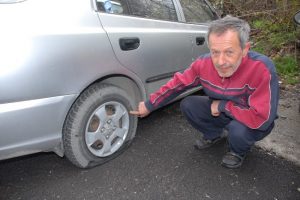 Park halindeki 11 aracın lastiklerini kestiler