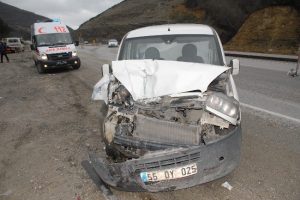 Kamyonet park halindeki araca &ccedil;arptı: 1 yaralı