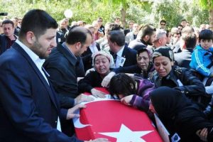 Polis memuru G&ouml;zde'ye y&uuml;rek burkan uğurlama