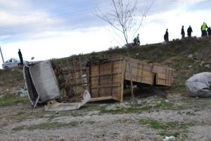Kamyonet tankerle &ccedil;arpıştı:2 &ouml;l&uuml;