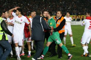 G&ouml;ztepe -Karşıyaka ma&ccedil;ında hakeme saldırı