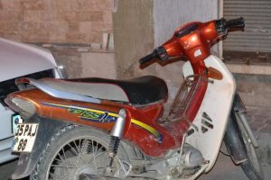 Motosikletin arkasından d&uuml;şen kadın yaralandı