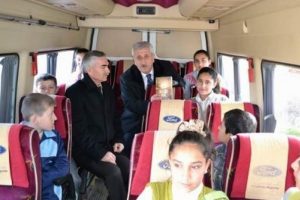İneg&ouml;ll&uuml; &ouml;ğrenciler serviste kitap okuyor