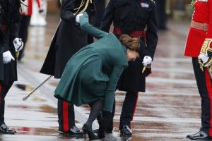 D&uuml;şes Kate'in topuklu ayakkabı ile m&uuml;cadelesi