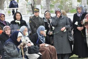 Şehit anneleri g&ouml;zyaşları i&ccedil;inde &ccedil;ocuklarını andı