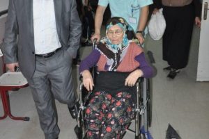 Ko&ccedil;un teptiği yaşlı kadın yaralandı