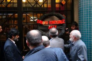 Akit Gazetesi'nden İstanbul Barosu'na siyah &ccedil;elenk