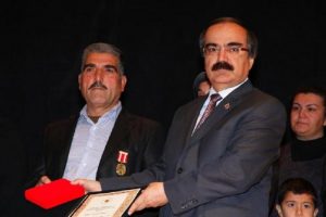 &Ouml;v&uuml;n&ccedil; madalyalarını g&ouml;zyaşlarıyla aldılar
