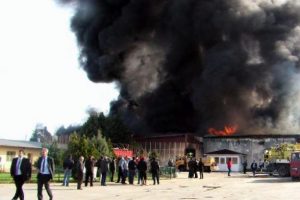 &Uuml;z&uuml;m işletmesinin deposunda korkutan yangın