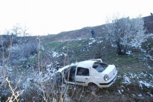 Otomobil u&ccedil;uruma yuvarlandı
