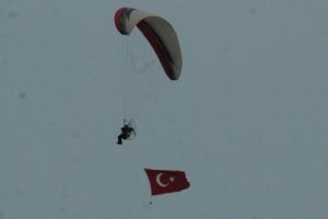G&ouml;ky&uuml;z&uuml;nde T&uuml;rk bayrağı a&ccedil;tılar