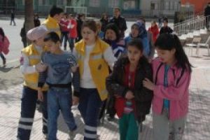 Biber gazını okulda sıkınca &ouml;ğrenciler hastanelik oldu