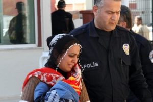Şiddet g&ouml;ren kadın bebeğiyle emniyete sığındı