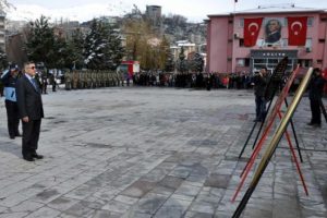 BDP'li başkandan Atat&uuml;rk anıtına &ccedil;elenk