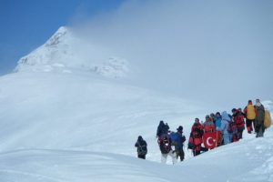 Kosova'nın zirvesinde &Ccedil;anakkale şehitlerini andılar