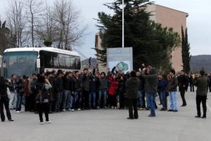 Arkadaşlarının bı&ccedil;aklanmasına tepki g&ouml;sterdiler