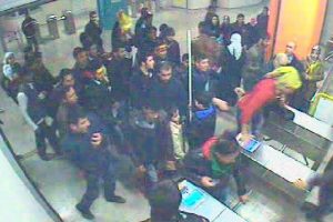 Metrodaki g&uuml;venlik g&ouml;revlilerinin zor anları