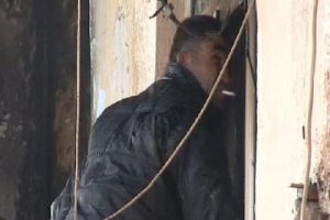 Ağzında sigara ile itfaiyeye yardım etti