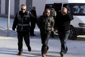 Polisen tefeci operasyonu: 15 g&ouml;zaltı