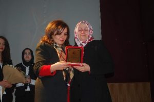 Rekt&ouml;r ile şehit annesinin duygu dolu anları