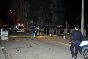 &Ouml;len kadına uzaktan bakıp gitti