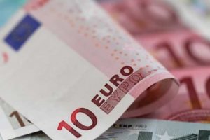 Euro d&ouml;rt ayın en d&uuml;ş&uuml;k seviyesinde