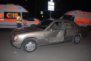 İki motosiklet aynı otomobile &ccedil;arptı: 4 yaralı
