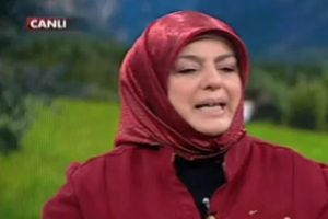 &Uuml;nl&uuml; yazarın baş&ouml;rt&uuml;s&uuml; g&ouml;zyaşları