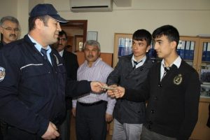 &Ouml;ğrenciler buldukları parayı polise teslim etti