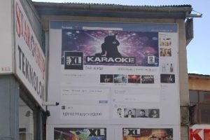 Kafenin duvarını Facebook resimleriyle kapladı